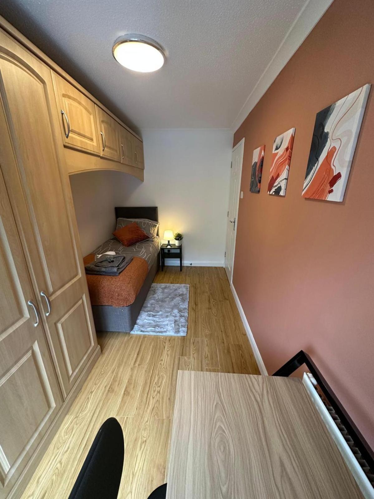 Stylish Townhouse-Sleeps 9-Free Parking Apartment Milton Keynes Exterior photo