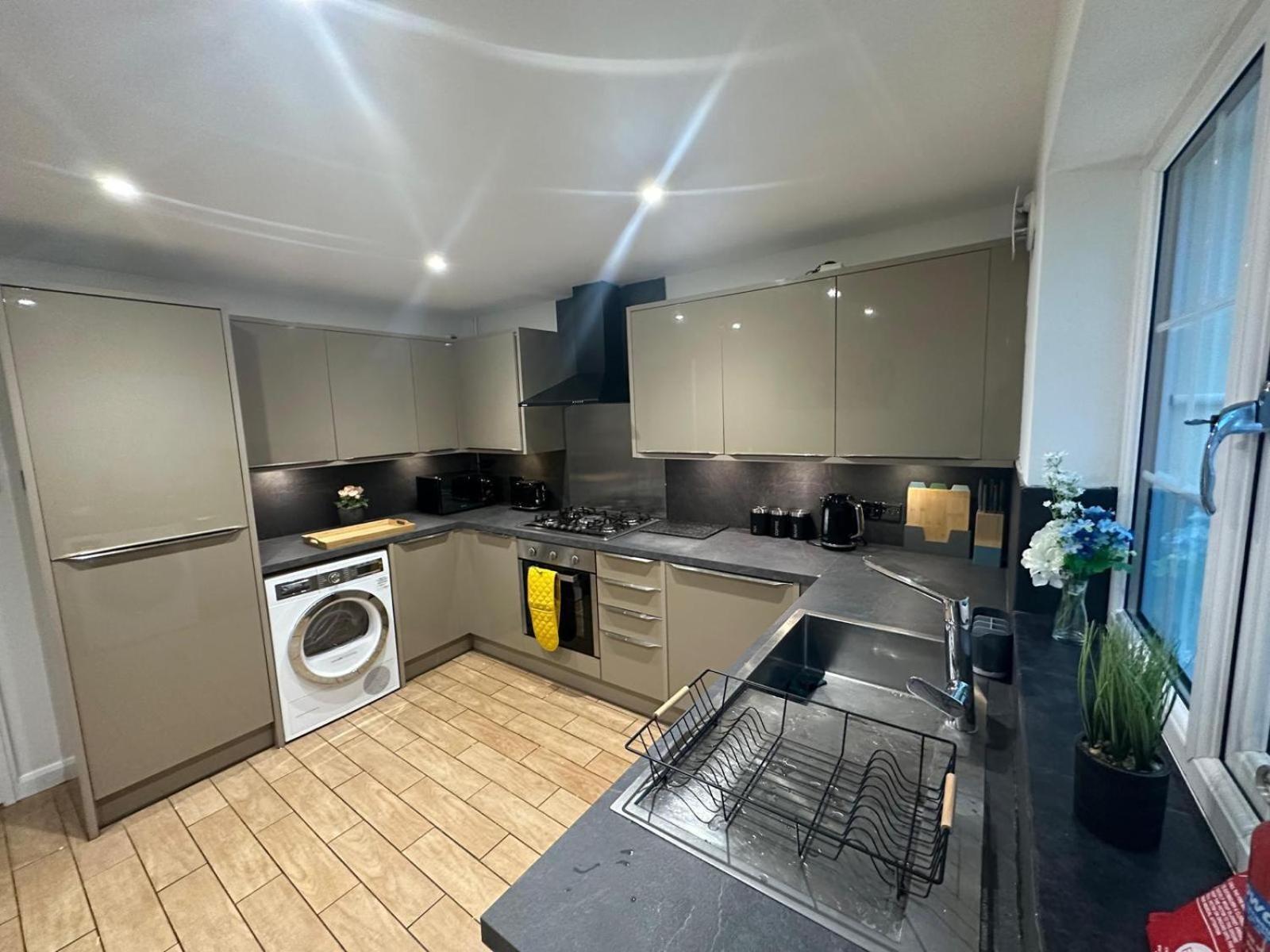 Stylish Townhouse-Sleeps 9-Free Parking Apartment Milton Keynes Exterior photo