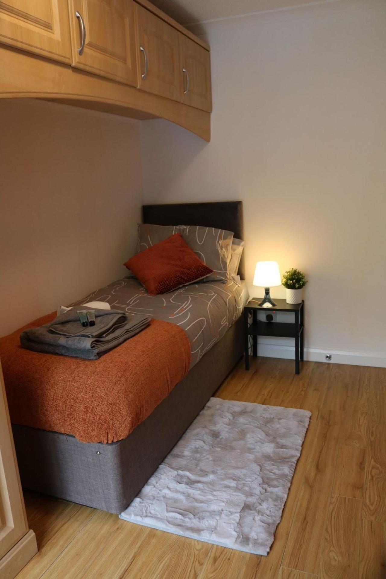 Stylish Townhouse-Sleeps 9-Free Parking Apartment Milton Keynes Exterior photo