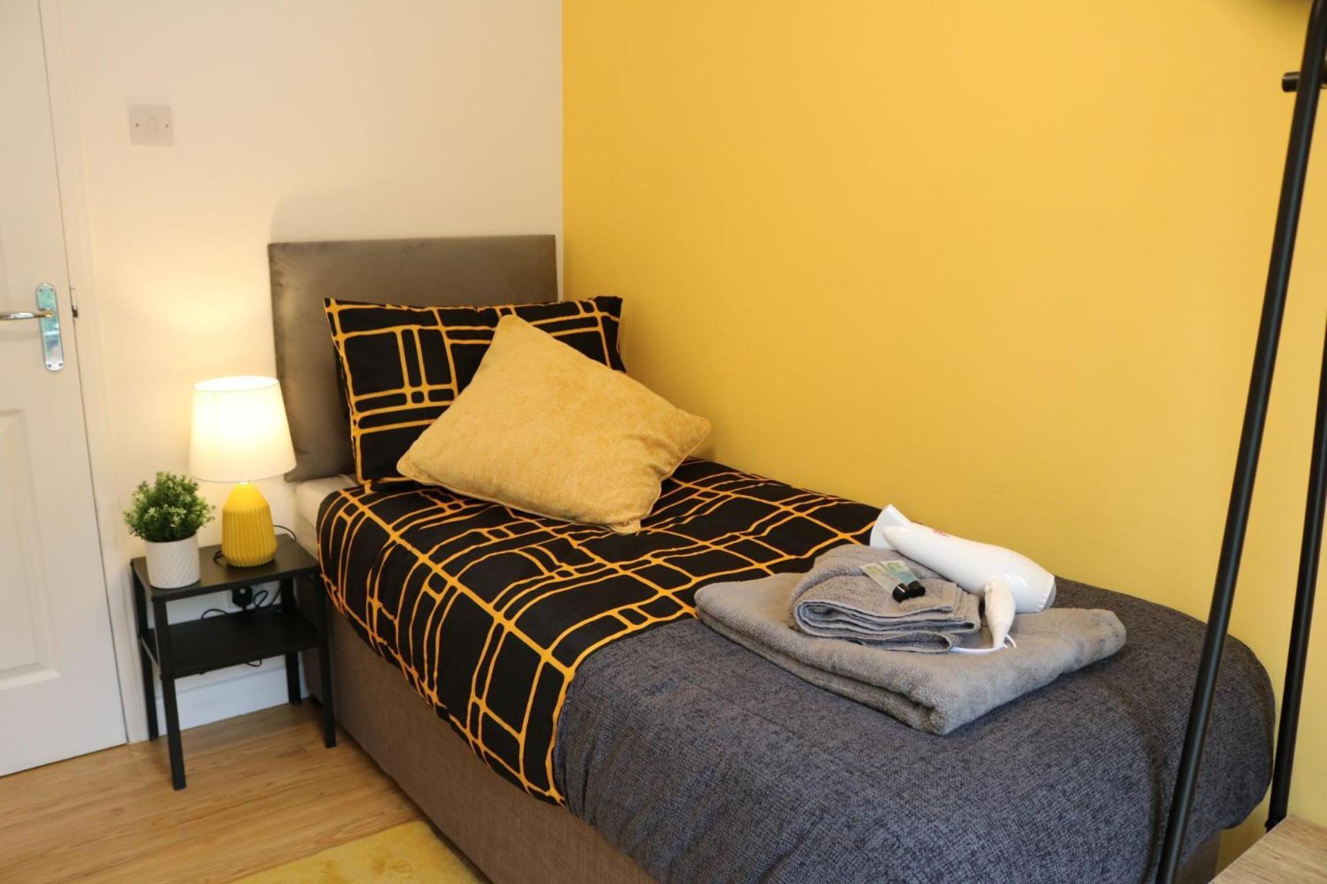 Stylish Townhouse-Sleeps 9-Free Parking Apartment Milton Keynes Exterior photo