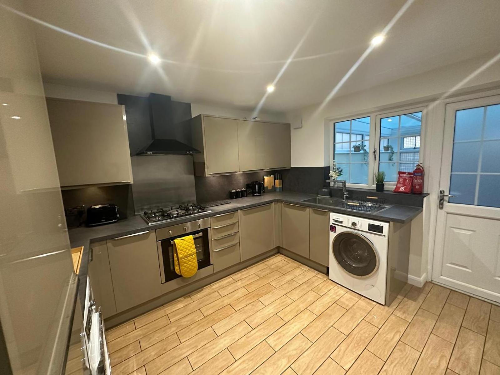 Stylish Townhouse-Sleeps 9-Free Parking Apartment Milton Keynes Exterior photo