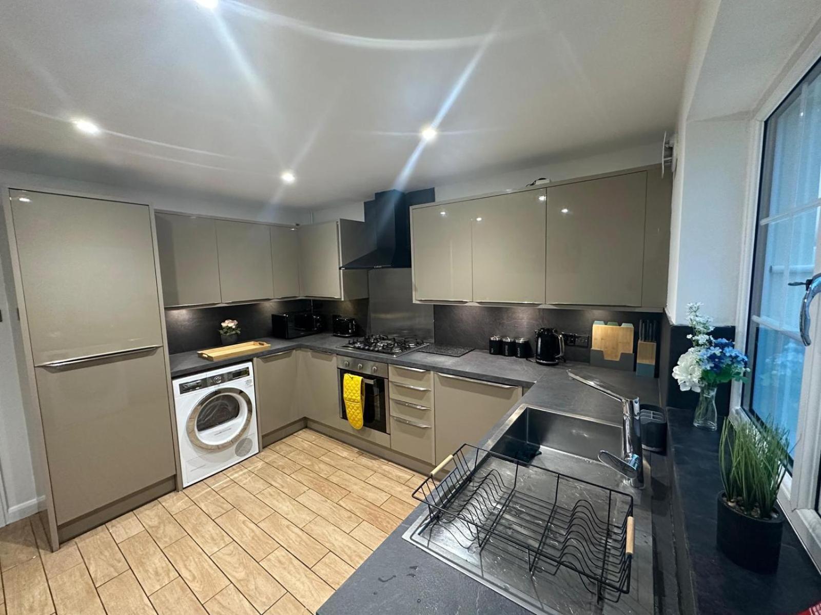 Stylish Townhouse-Sleeps 9-Free Parking Apartment Milton Keynes Exterior photo