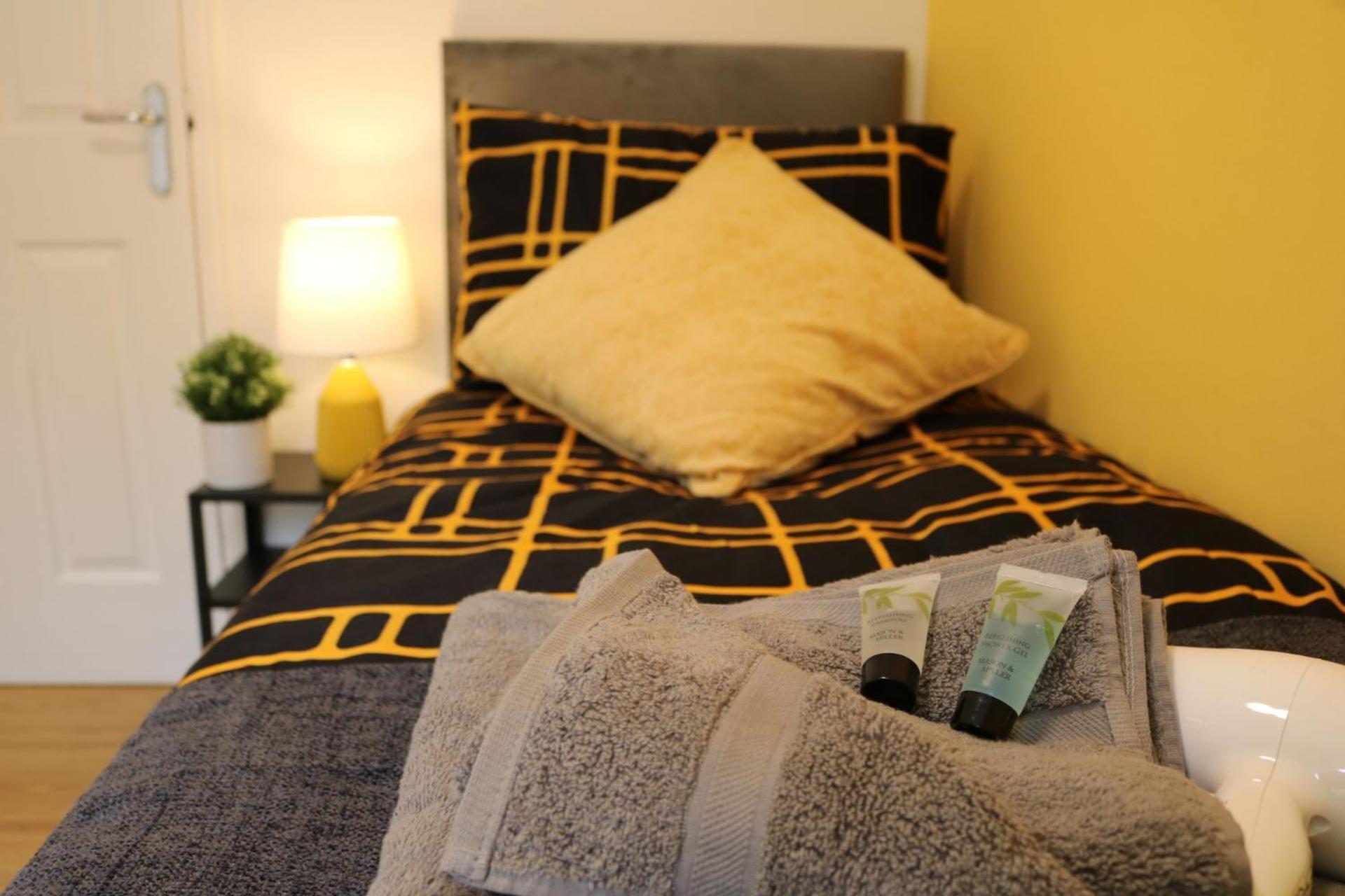 Stylish Townhouse-Sleeps 9-Free Parking Apartment Milton Keynes Exterior photo