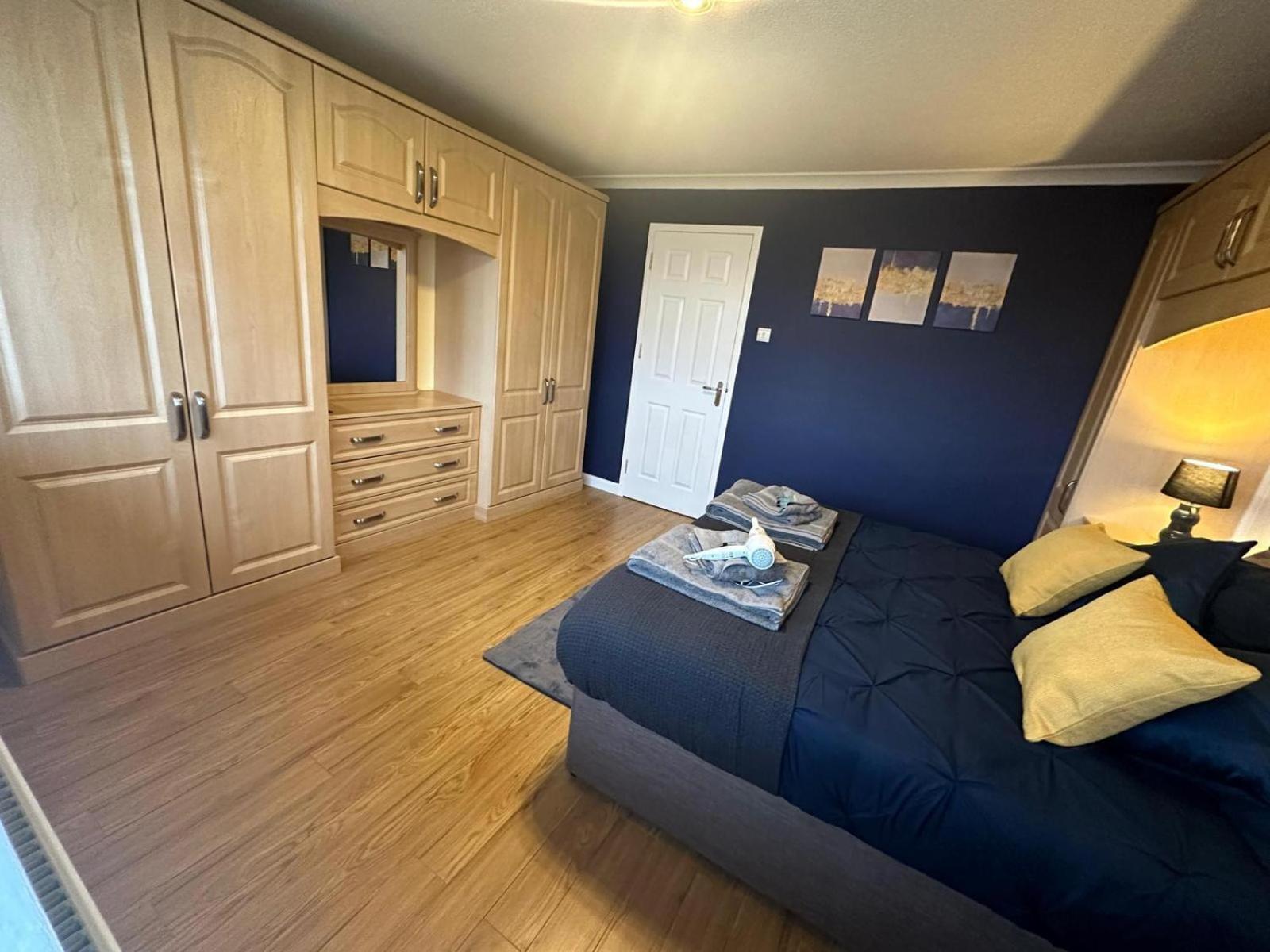 Stylish Townhouse-Sleeps 9-Free Parking Apartment Milton Keynes Exterior photo