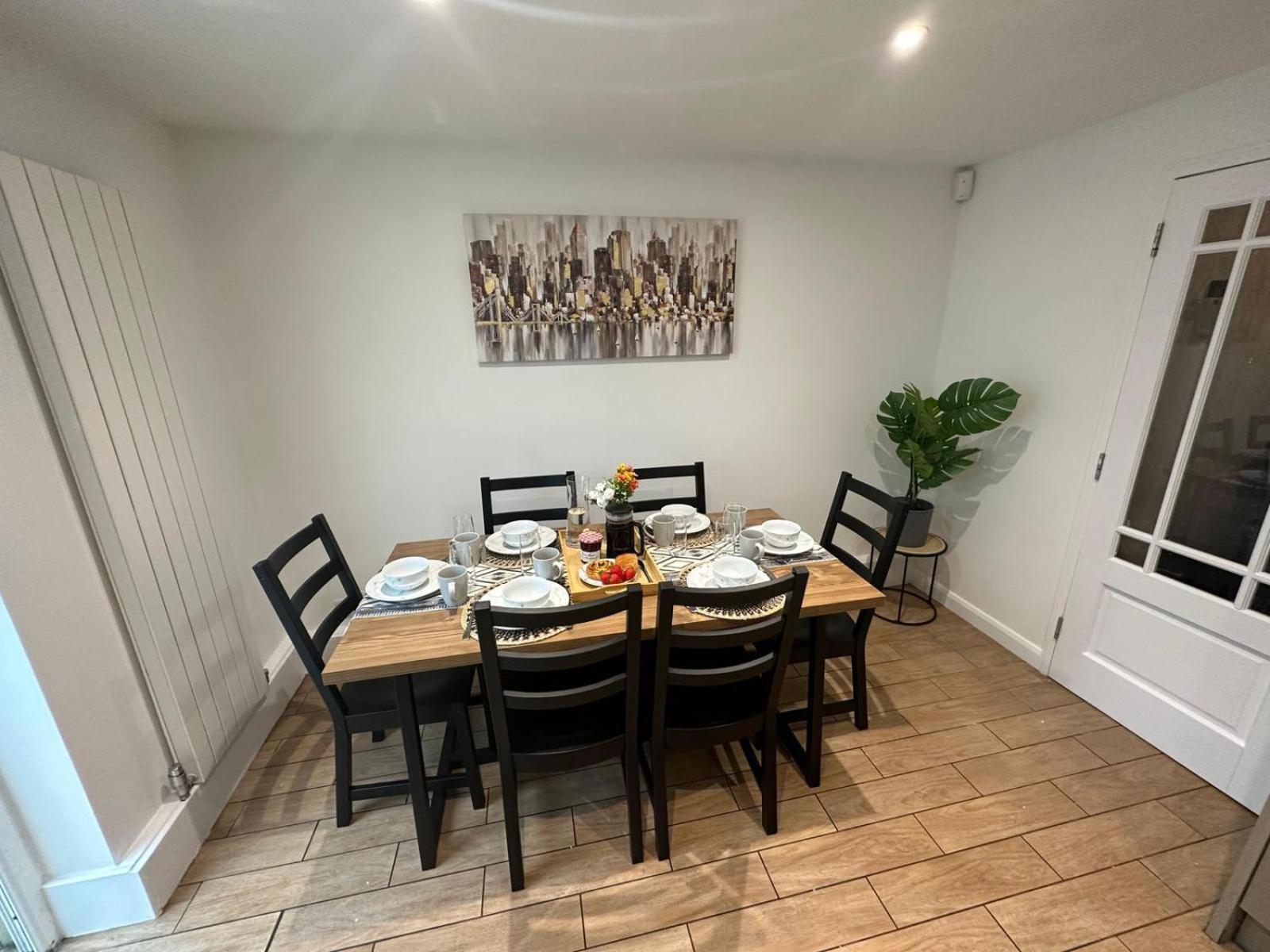Stylish Townhouse-Sleeps 9-Free Parking Apartment Milton Keynes Exterior photo