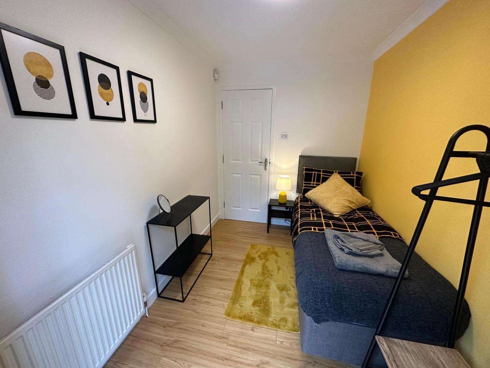 Stylish Townhouse-Sleeps 9-Free Parking Apartment Milton Keynes Exterior photo