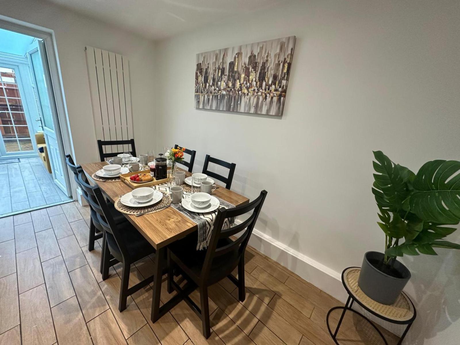 Stylish Townhouse-Sleeps 9-Free Parking Apartment Milton Keynes Exterior photo