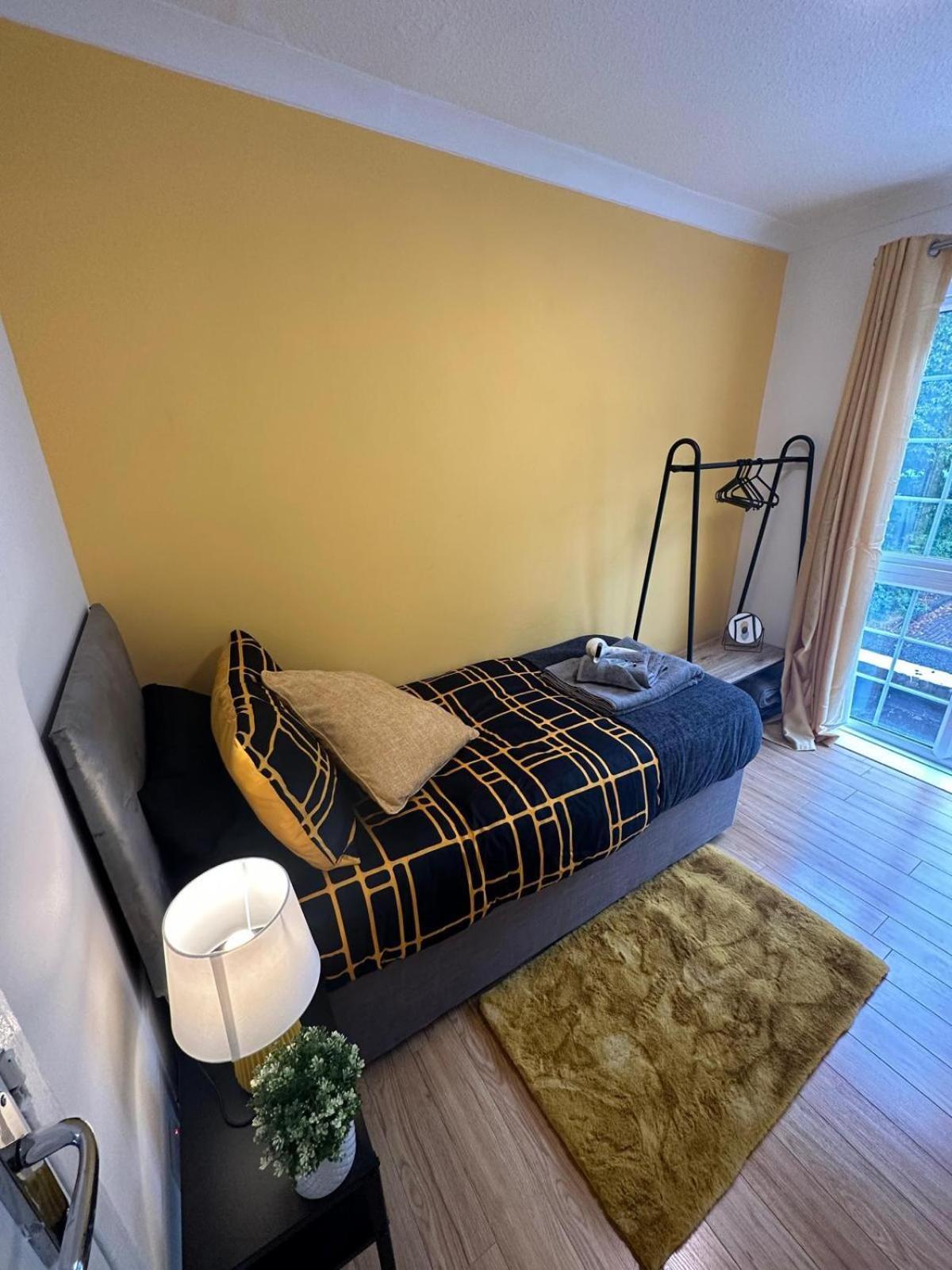 Stylish Townhouse-Sleeps 9-Free Parking Apartment Milton Keynes Exterior photo