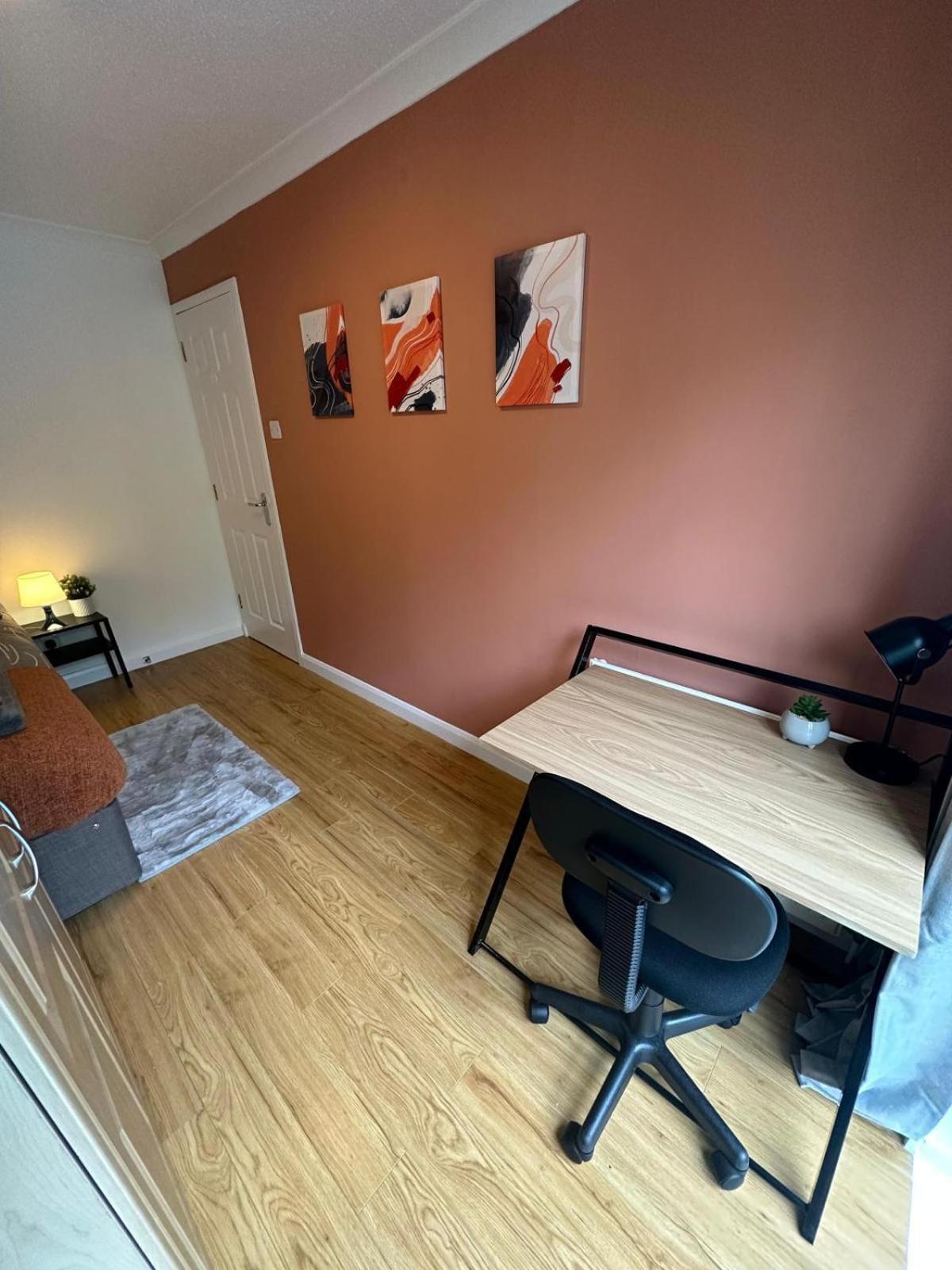 Stylish Townhouse-Sleeps 9-Free Parking Apartment Milton Keynes Exterior photo