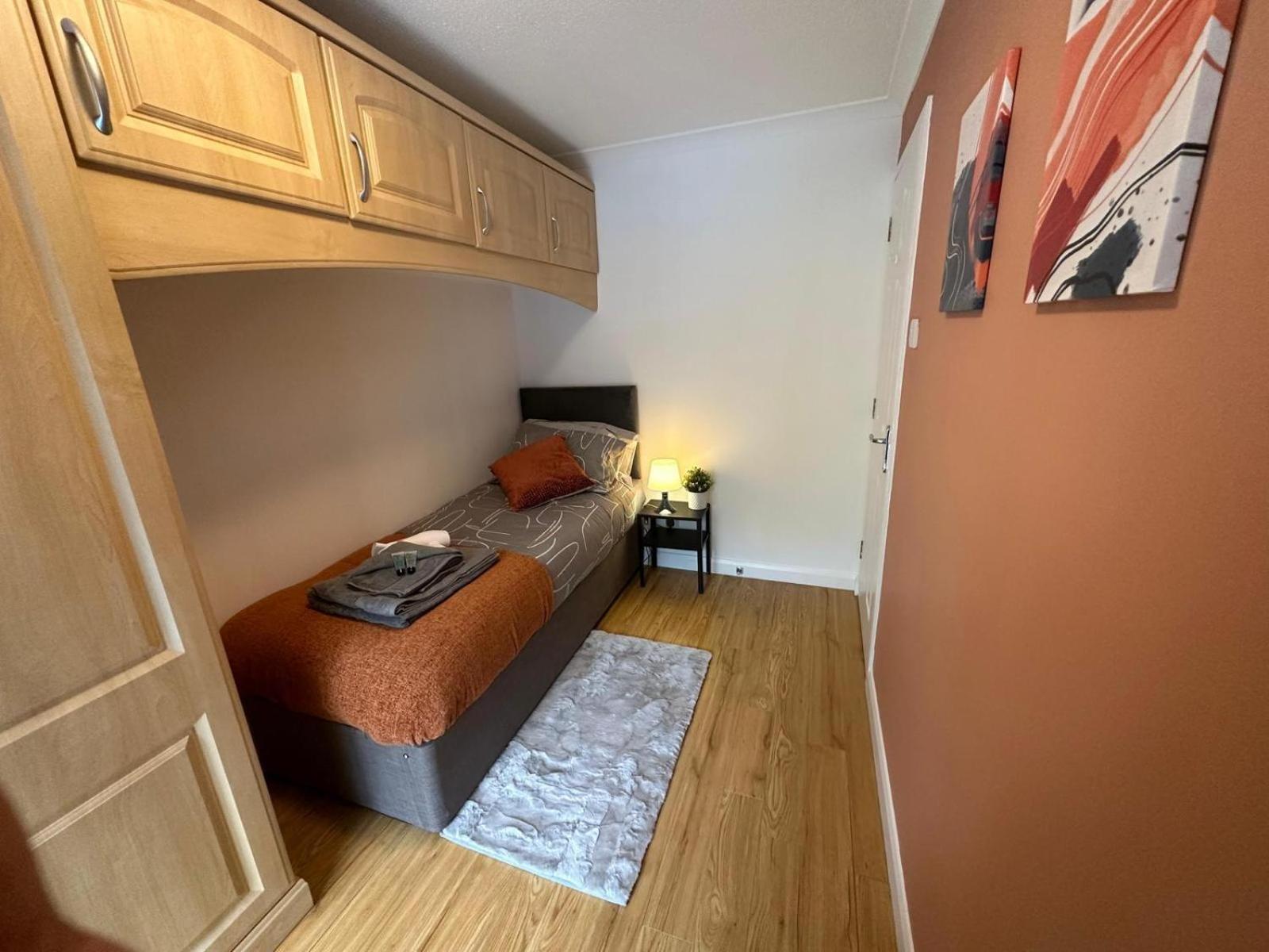 Stylish Townhouse-Sleeps 9-Free Parking Apartment Milton Keynes Exterior photo