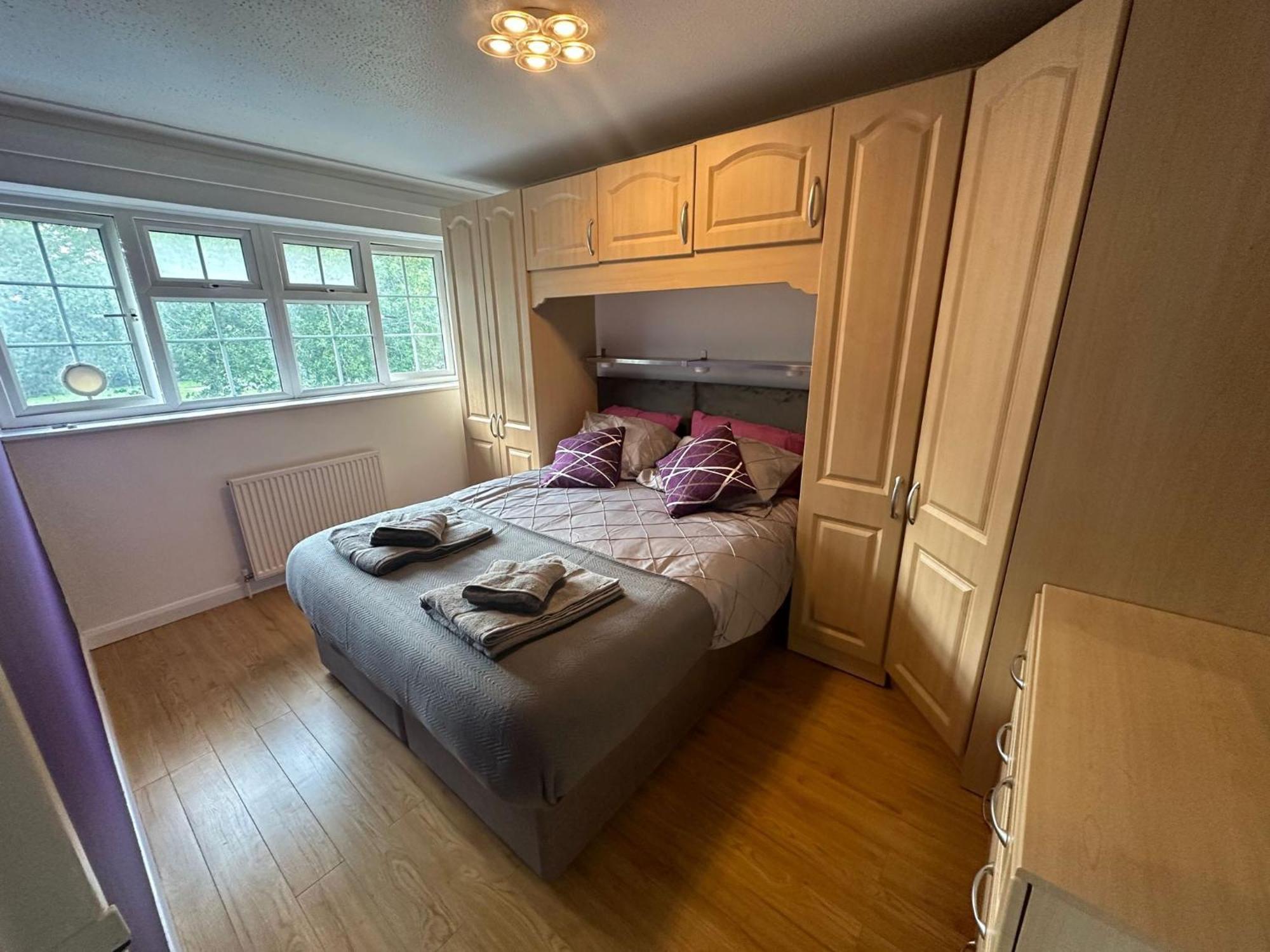 Stylish Townhouse-Sleeps 9-Free Parking Apartment Milton Keynes Exterior photo