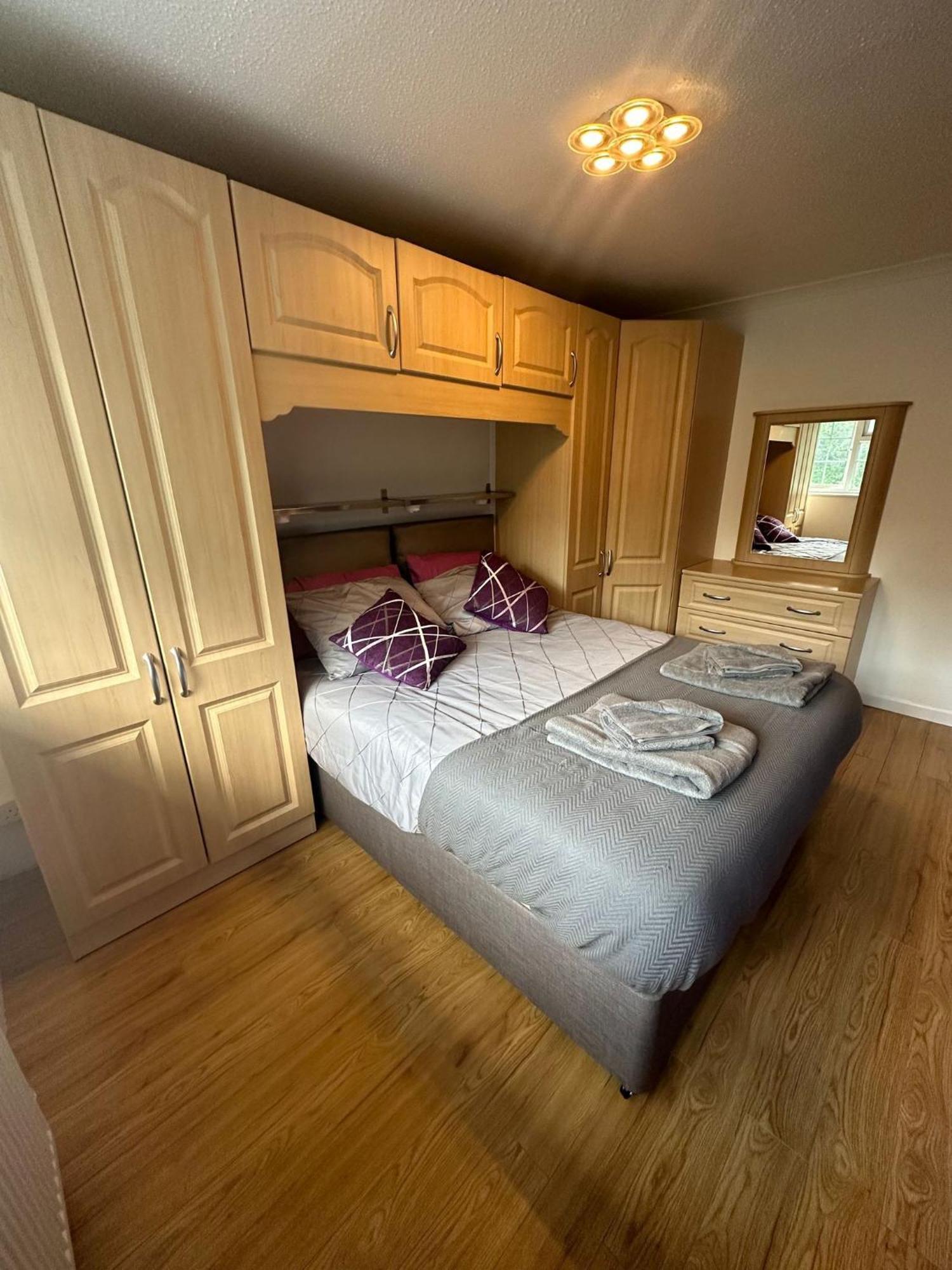 Stylish Townhouse-Sleeps 9-Free Parking Apartment Milton Keynes Exterior photo
