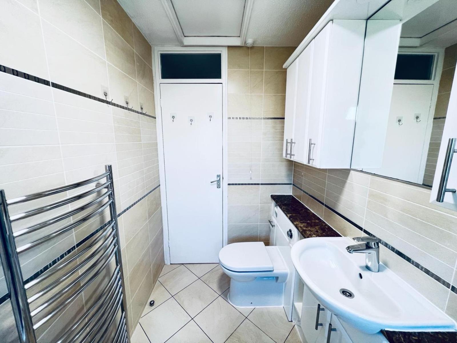 Stylish Townhouse-Sleeps 9-Free Parking Apartment Milton Keynes Exterior photo