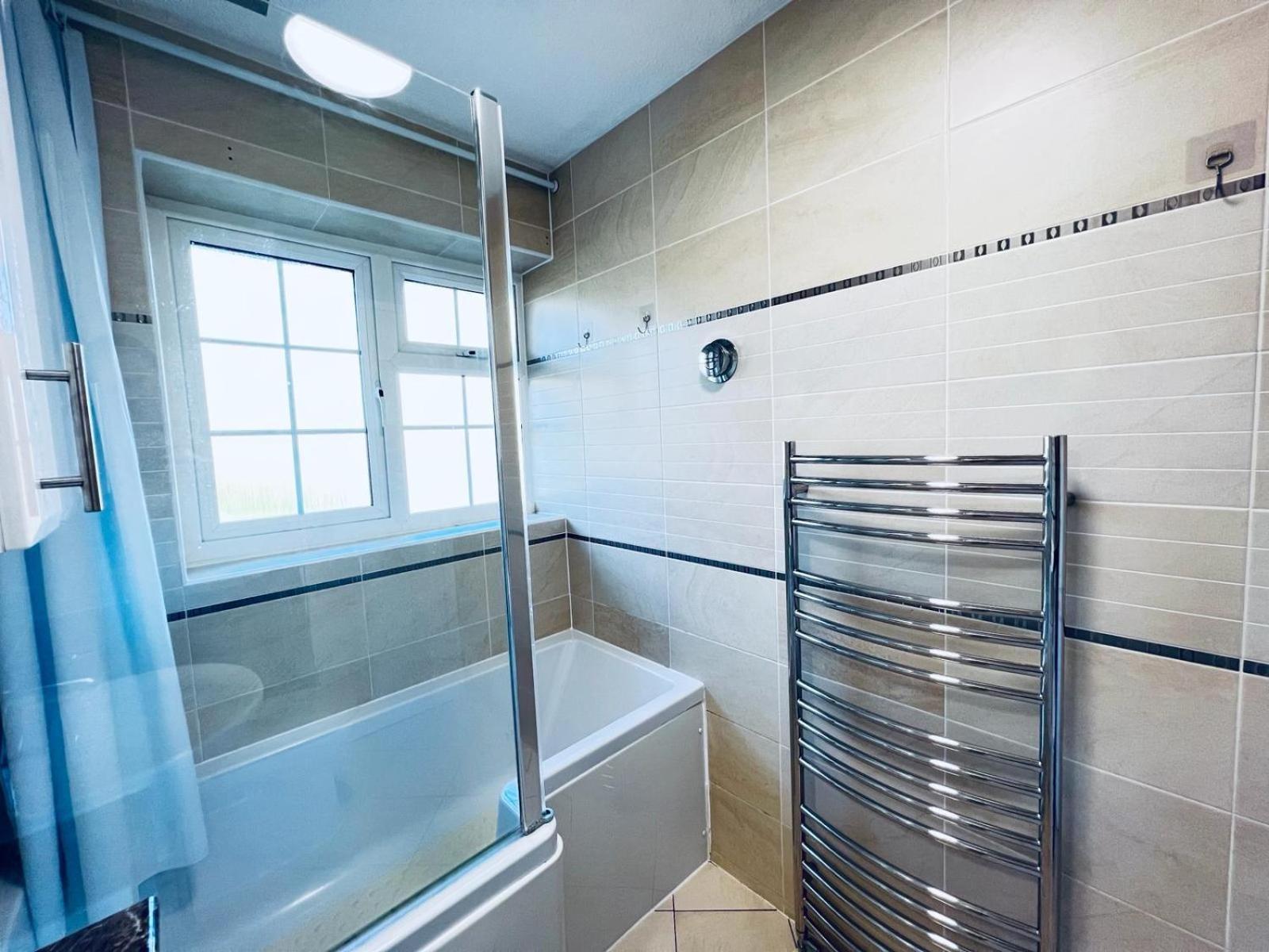 Stylish Townhouse-Sleeps 9-Free Parking Apartment Milton Keynes Exterior photo