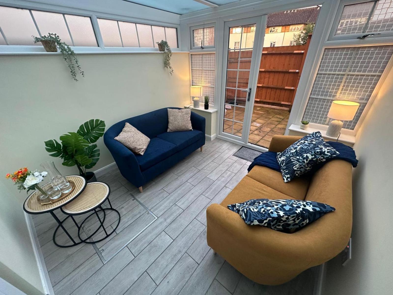 Stylish Townhouse-Sleeps 9-Free Parking Apartment Milton Keynes Exterior photo